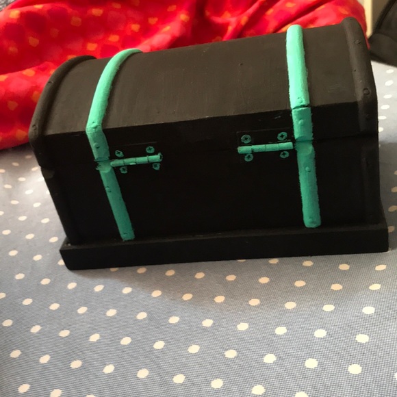 Hand painted jewelry chest can use to store makeup - Picture 2 of 3